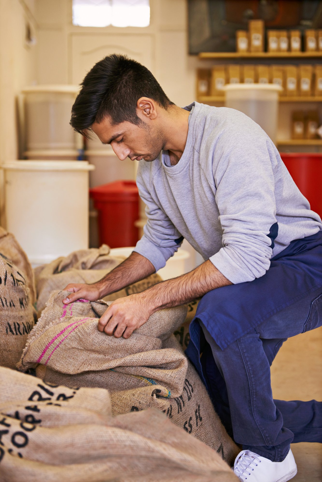 hombre-fabrica-y-comprobacion-con-bolsa-para-los-granos-de-cafe-garantia-de-calidad-o-pensar-con-el-producto-para-la-exportacion-empresario-cafeina-y-comercio-con-proceso-organico-fabricacion-o-inspeccion-de-exist hombre-fabrica-y-comprobacion-con-bolsa-para-los-granos-de-cafe-garantia-de-calidad-o-pensar-con-el-producto-para-la-exportacion-empresario-cafeina-y-comercio-con-proceso-organico-fabricacion-o-inspeccion-de-exist